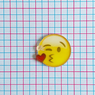 PIN EMOJI ✦ BESO ACRILICO