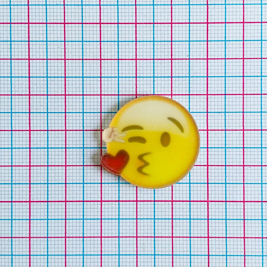 PIN EMOJI ✦ BESO ACRILICO 2