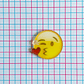 PIN EMOJI ✦ BESO ACRILICO - Miniatura 2