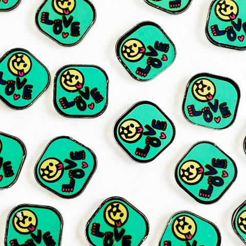 PIN ✦ PLACA LOVE ACRILICO (ELIGE TU COLOR FAVORITO)