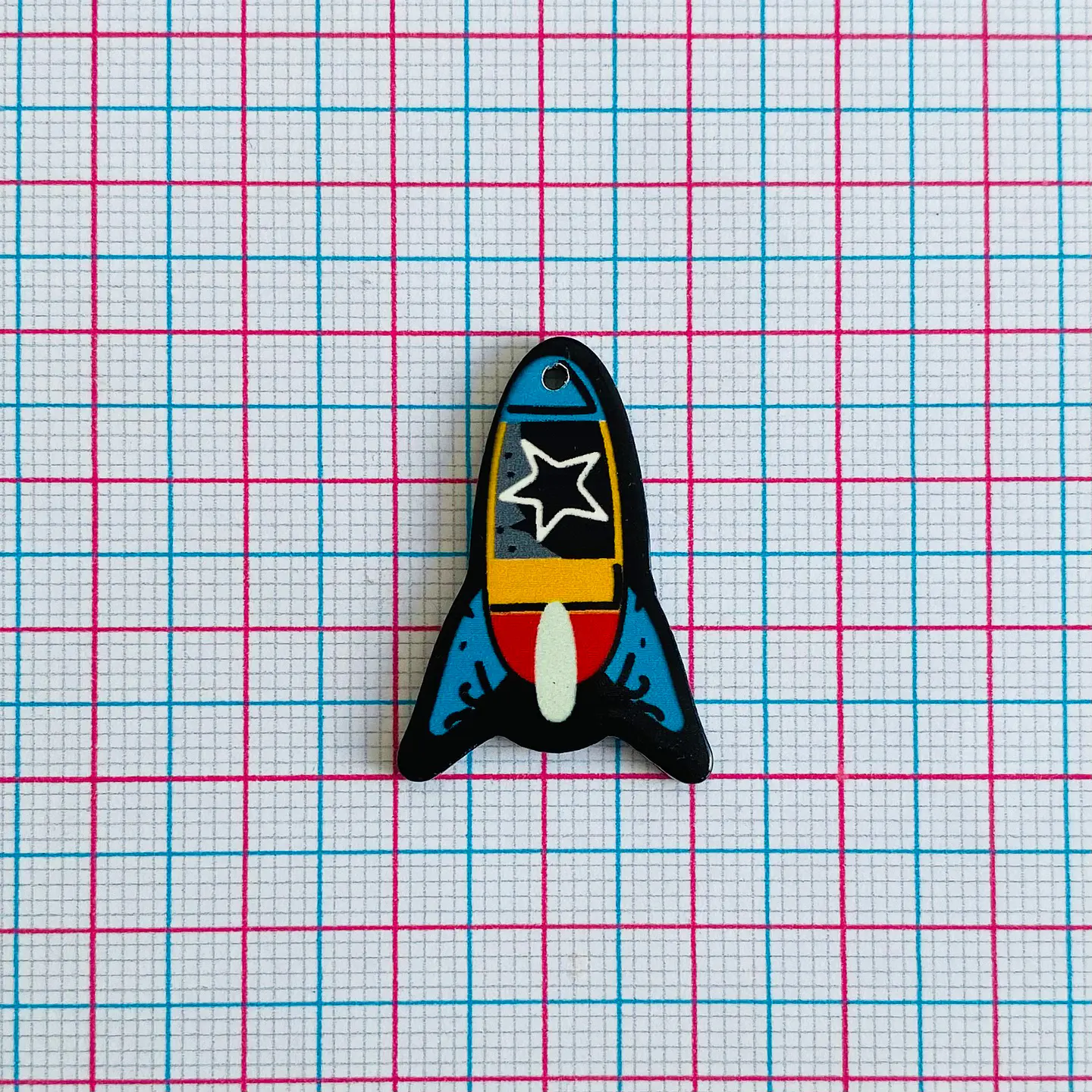 PIN ✦ COHETE ACRILICO 2