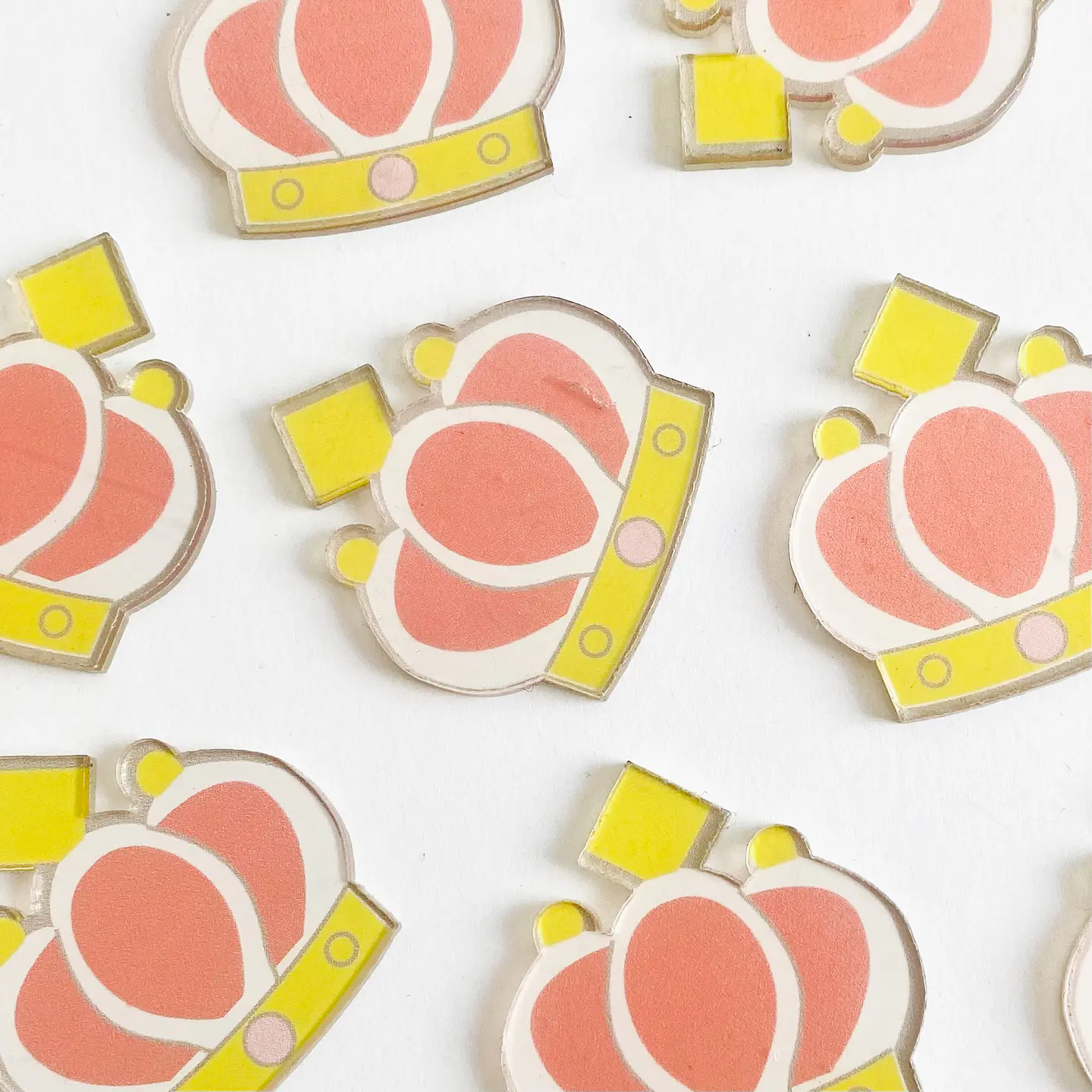 PIN ✦ CORONA ACRÍLICA 1