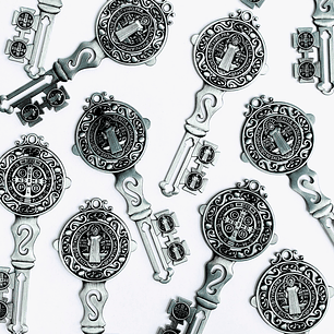 DIJE ✦ LLAVE SAN BENITO ZAMAK