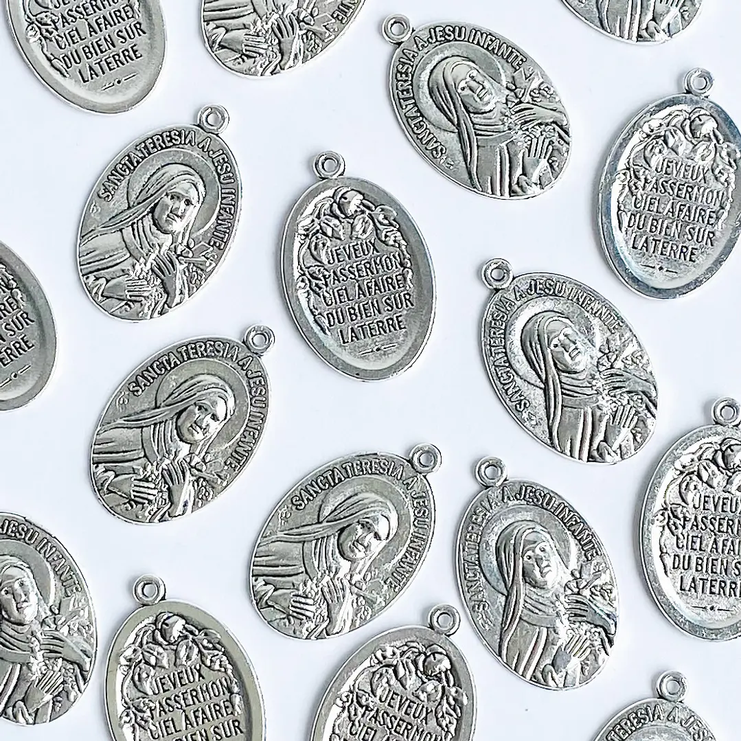 MEDALLA ✦ SANTA TERESITA DEL NIÑO JESÚS EN ZAMAK 1