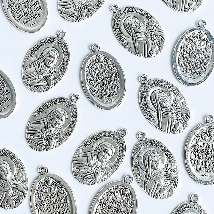 MEDALLA ✦ SANTA TERESITA DEL NIÑO JESÚS EN ZAMAK 1