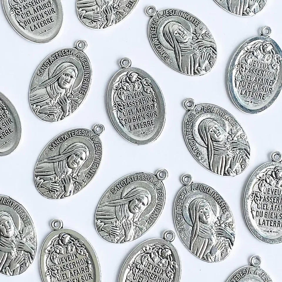 MEDALLA ✦ SANTA TERESITA DEL NIÑO JESÚS EN ZAMAK 1