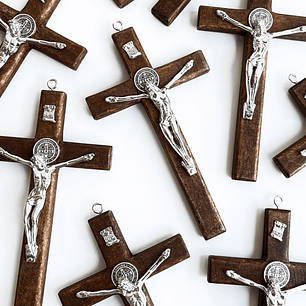 CRUZ ✦ DE PARED MADERA CON ZAMAK 