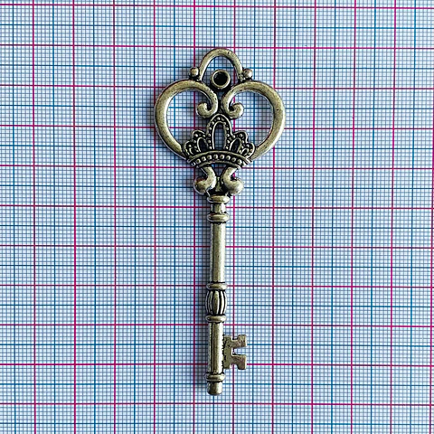 DIJE ✦ LLAVE EN ZAMAK