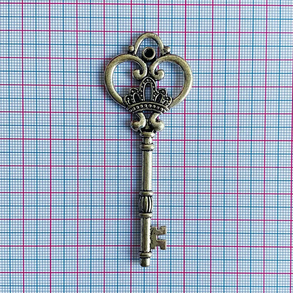 DIJE ✦ LLAVE EN ZAMAK 2