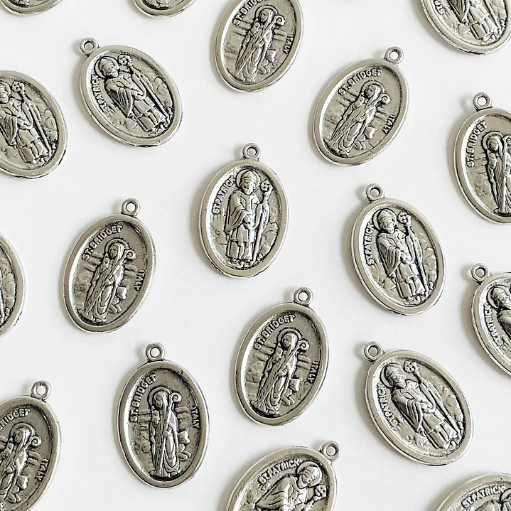 DIJE ✦ SANTA BRIDGET / SAN PATRICIO EN ZAMAK 1