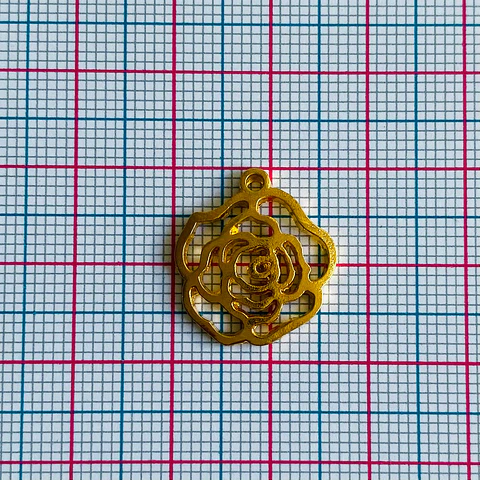 Dije flor • Baño de oro • 16x18 mm                    