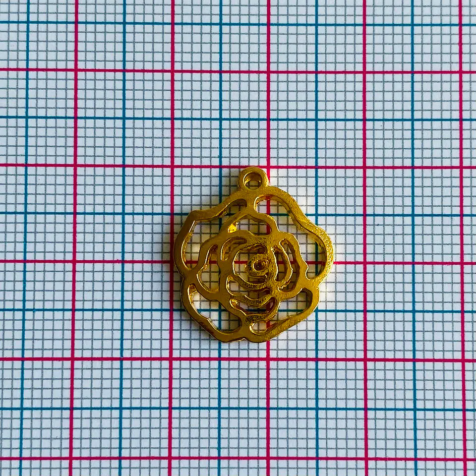 Dije flor • Baño de oro • 16x18 mm                     2