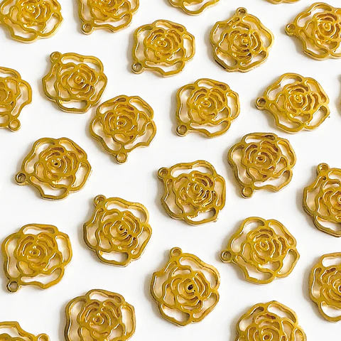 Dije flor • Baño de oro • 16x18 mm                    