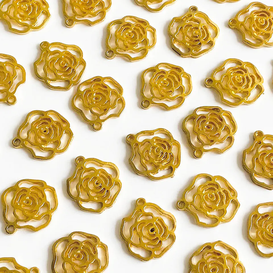 Dije flor • Baño de oro • 16x18 mm                     1