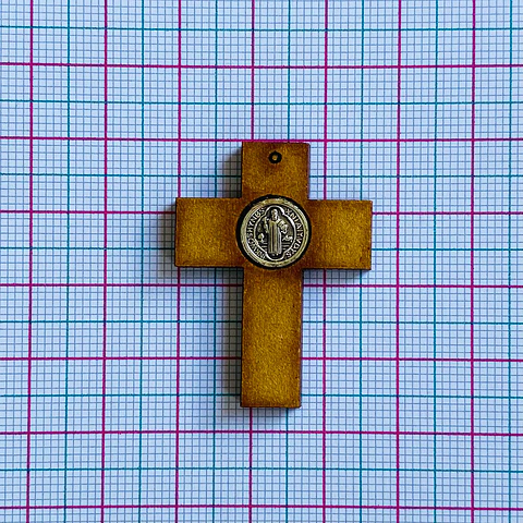 Cruz San Benito • Zamak Madera • 25x35 mm