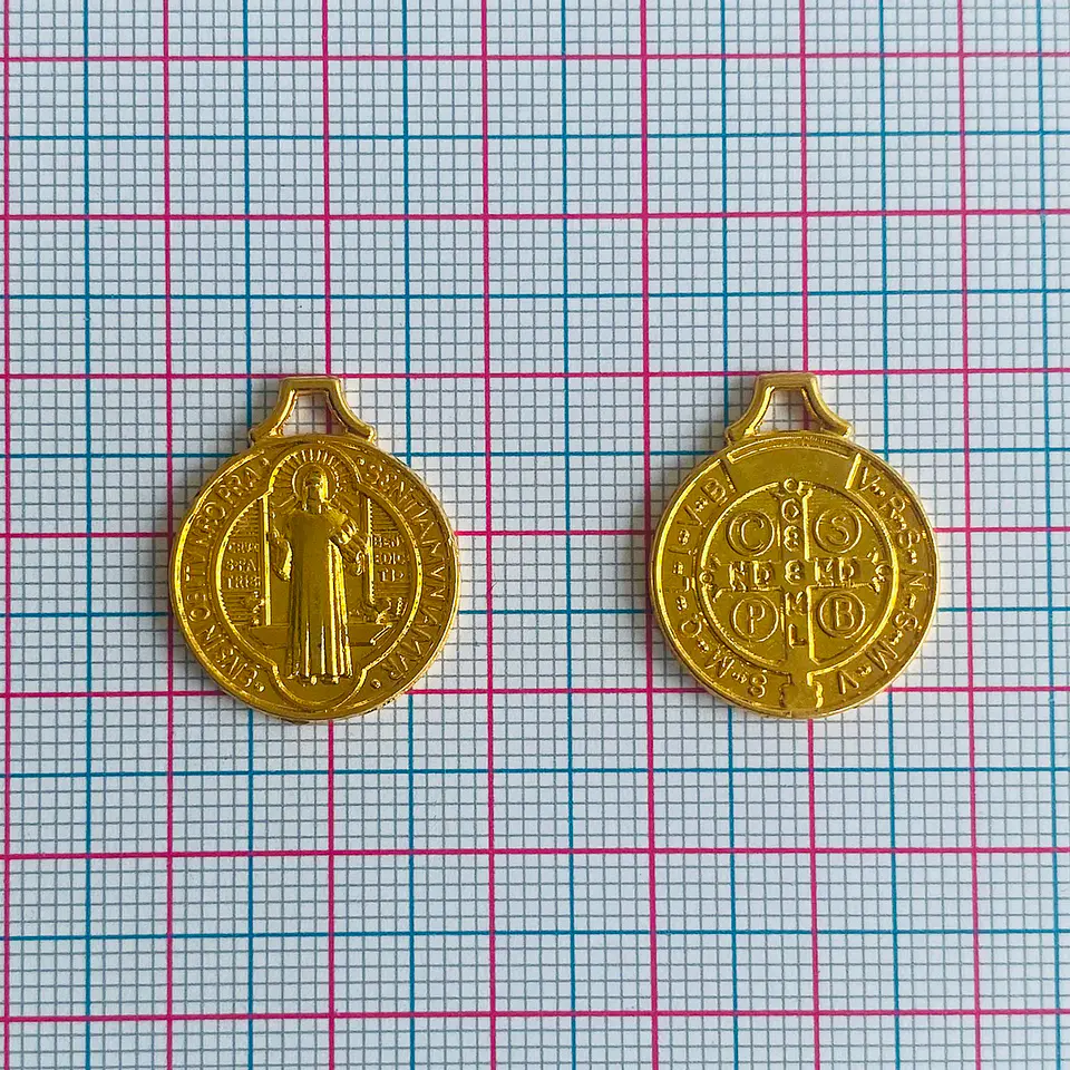 Medalla San Benito • Baño de Oro • 17x22 mm 2