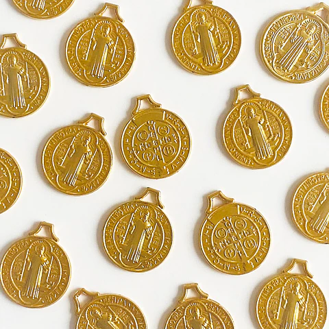Medalla San Benito • Baño de Oro • 17x22 mm