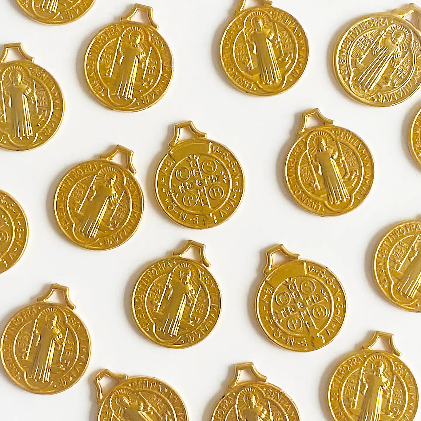 Medalla San Benito • Baño de Oro • 17x22 mm 1