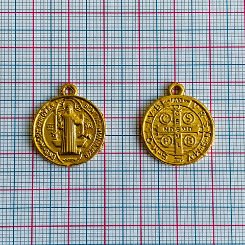 Medalla San Benito • Baño de Oro • 20X24 mm