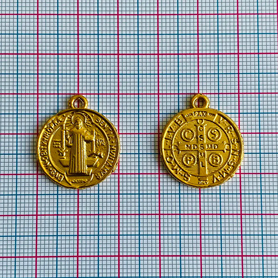 Medalla San Benito • Baño de Oro • 20X24 mm 2