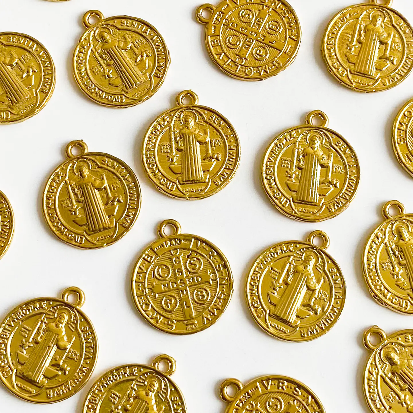 Medalla San Benito • Baño de Oro • 20X24 mm 1