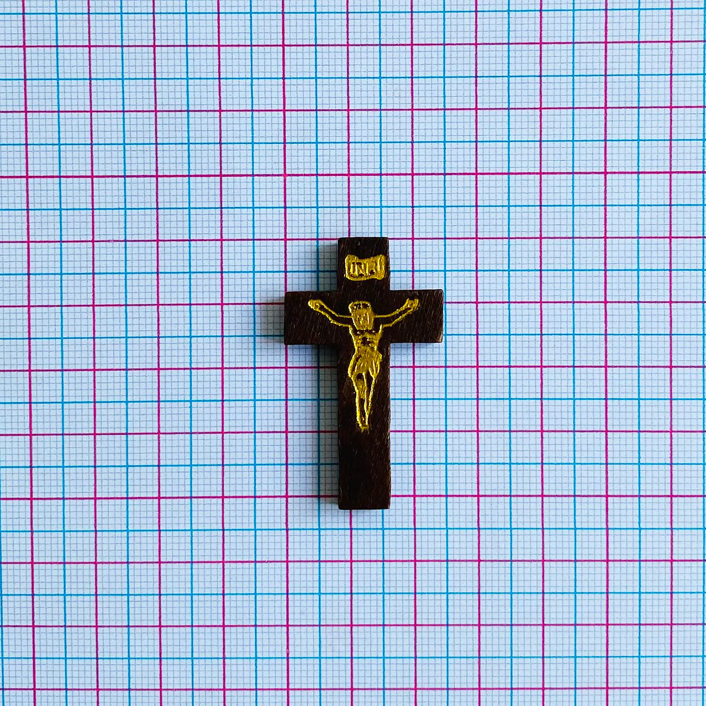 Cruz Estampada Dorada • Madera • 42x25 mm 2