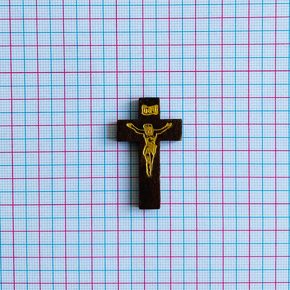 Cruz Estampada Dorada • Madera • 42x25 mm 2