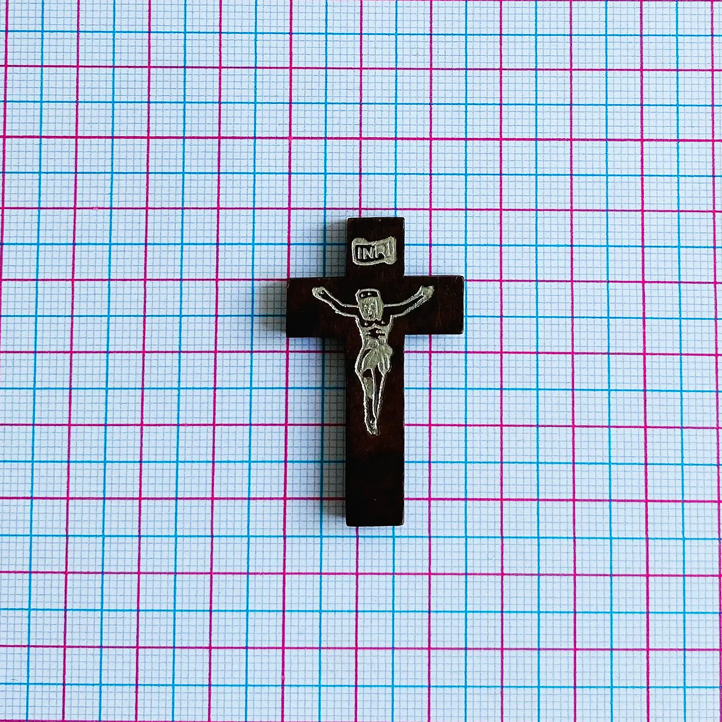 Cruz Estampada Plateada • Madera • 42x25 mm 2