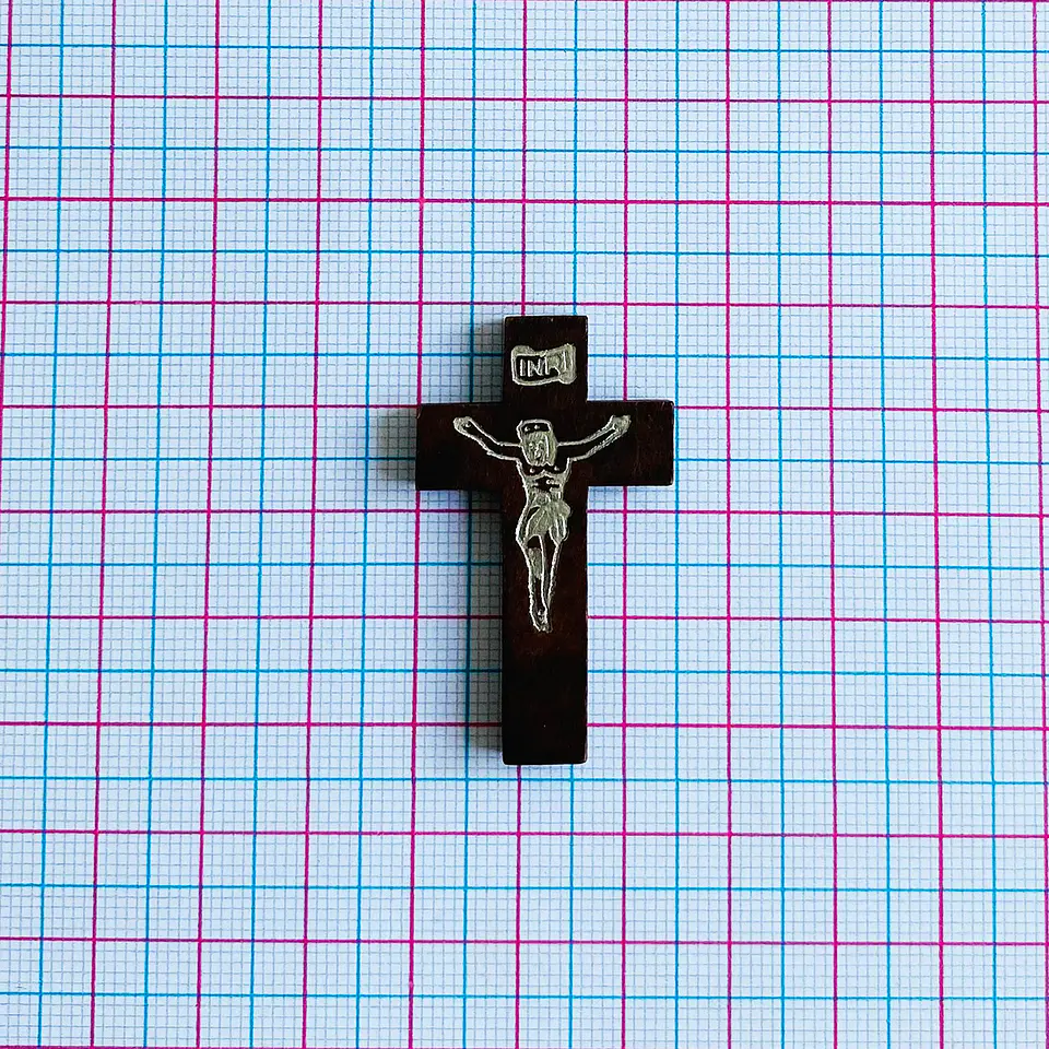 Cruz Estampada Plateada • Madera • 42x25 mm 2