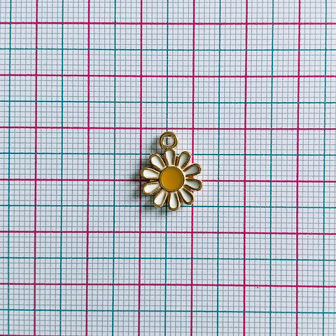 Dije Flor Margarita • Zamak Resina • 12x16 mm