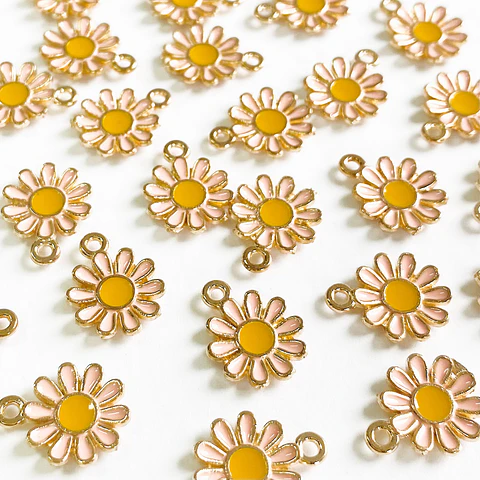 Dije Flor Margarita • Zamak Resina • 12x16 mm