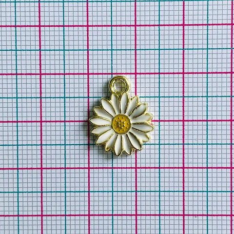 Dije Flor Margarita • Zamak Resina • 18x14 mm