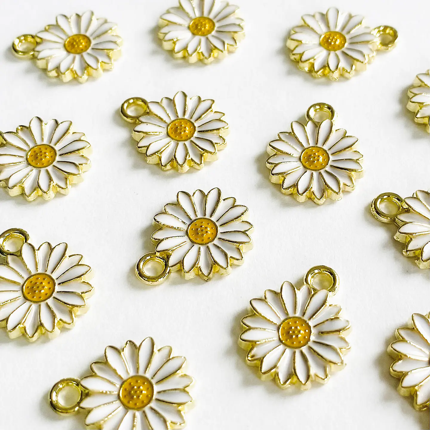 Dije Flor Margarita • Zamak Resina • 18x14 mm 1