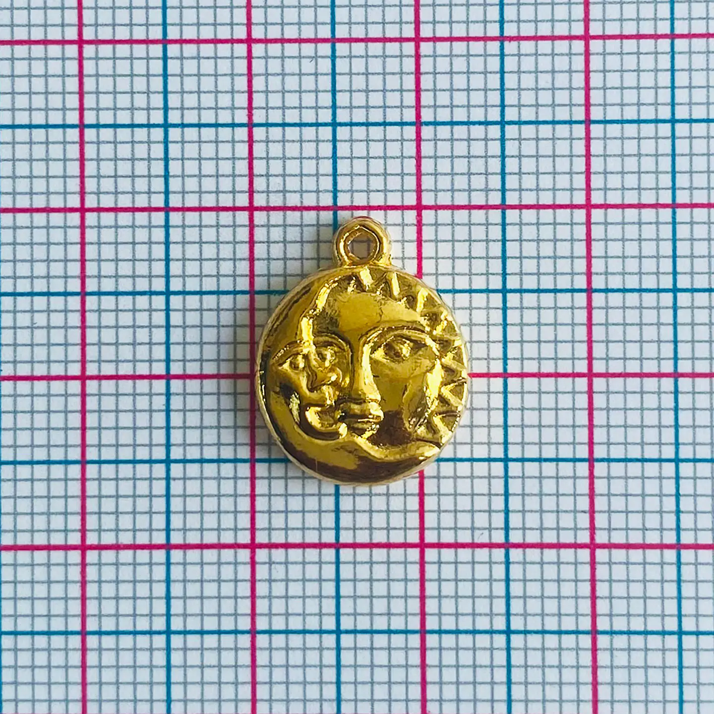 Dije Sol y Luna • Baño de Oro • 13x17 mm 2