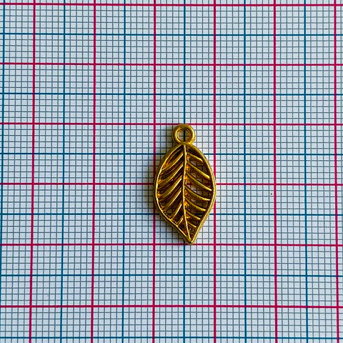 Dije Hoja Troquelada • Baño de Oro • 10x20 mm