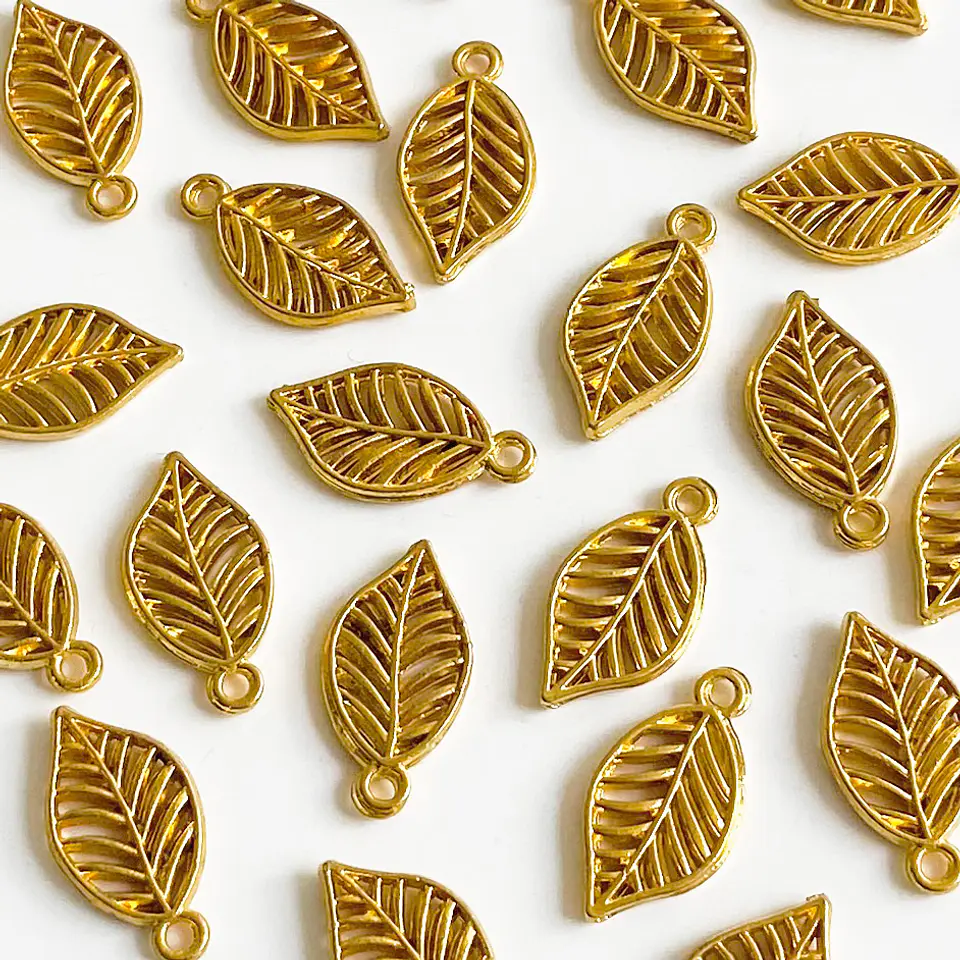 Dije Hoja Troquelada • Baño de Oro • 10x20 mm 1