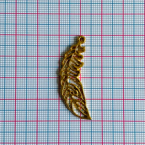 Dije Pluma Curva • Baño de Oro • 15x40 mm                       