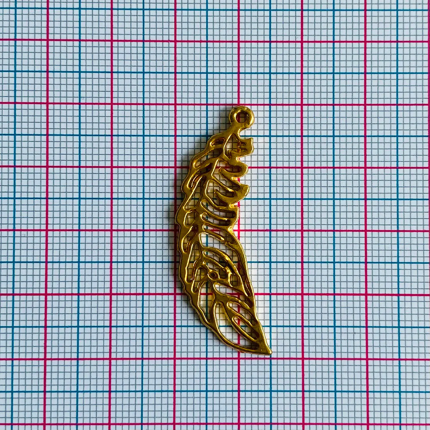Dije Pluma Curva • Baño de Oro • 15x40 mm                        2