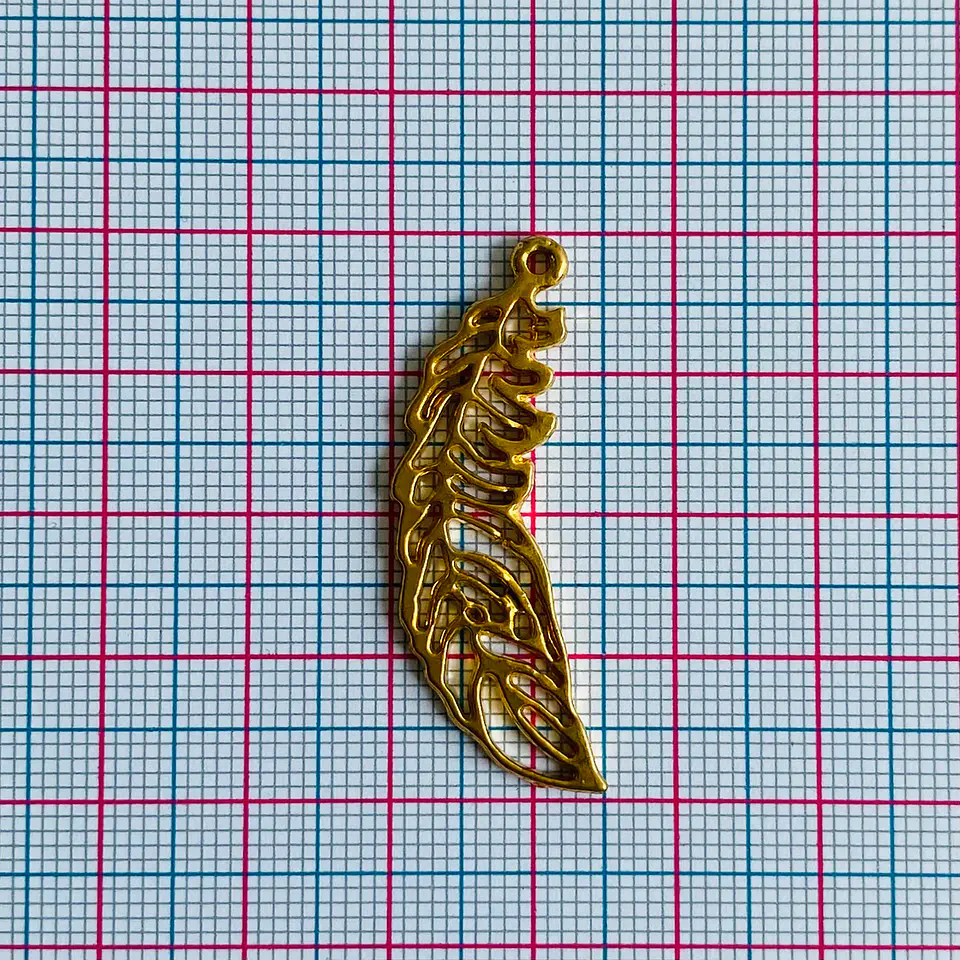 Dije Pluma Curva • Baño de Oro • 15x40 mm                        2