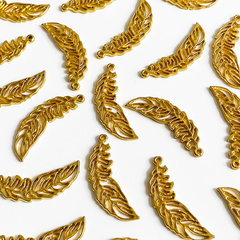 Dije Pluma Curva • Baño de Oro • 15x40 mm                       