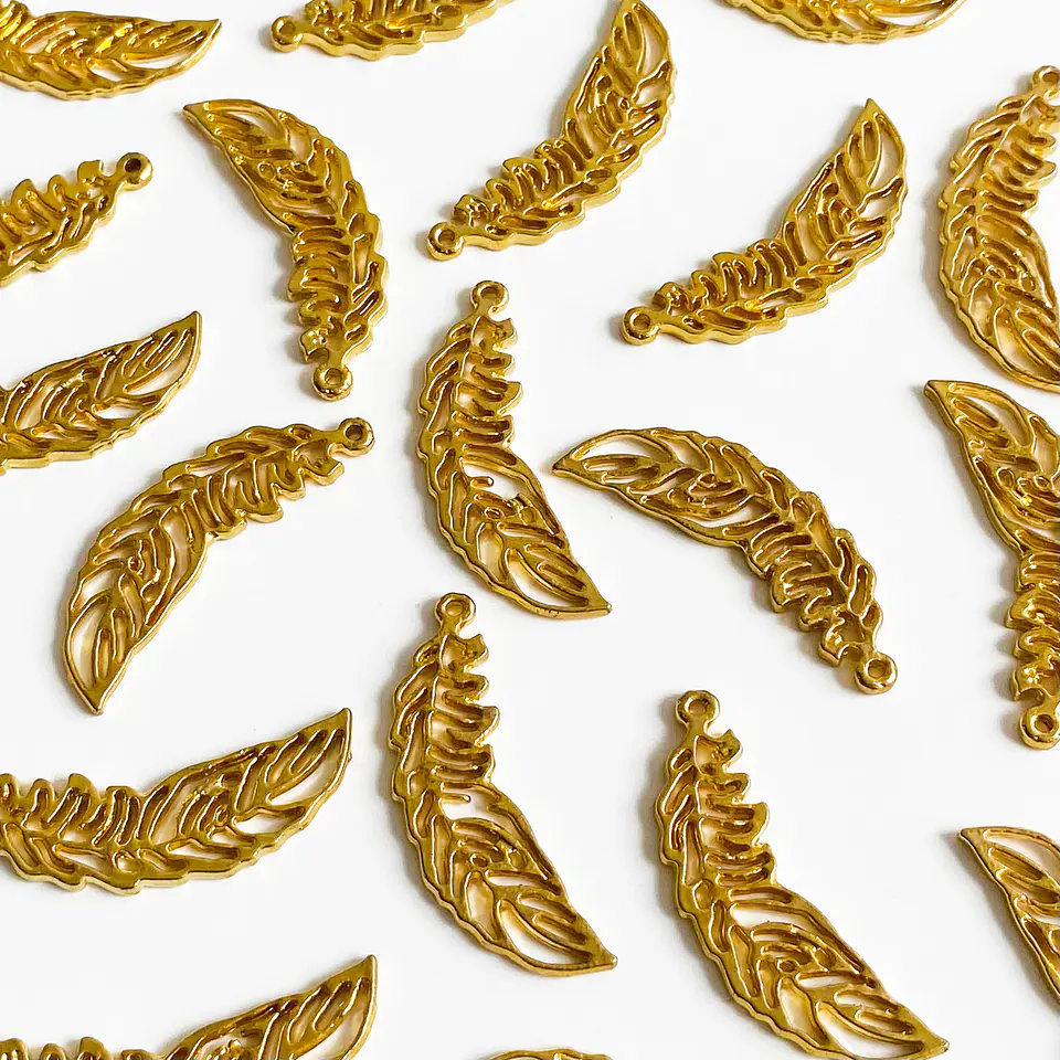 Dije Pluma Curva • Baño de Oro • 15x40 mm                        1
