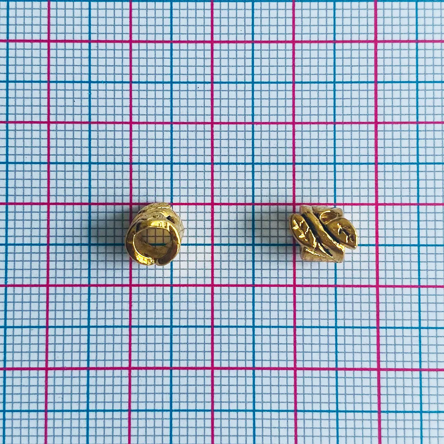 Separador Redondo Hojas • Baño de Oro • 7x8 mm 2