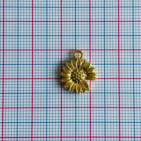 Dije Margarita Realista • Baño de Oro • 12x15 mm