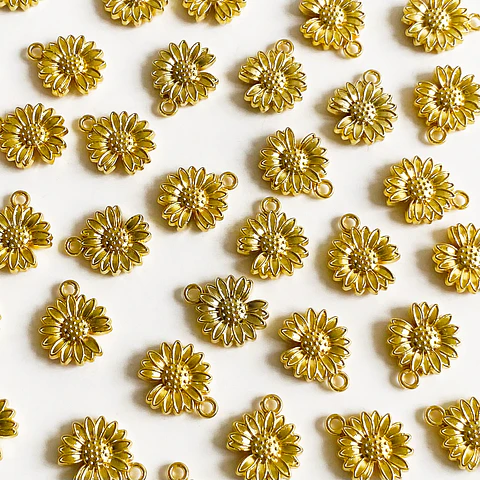 Dije Margarita Realista • Baño de Oro • 12x15 mm