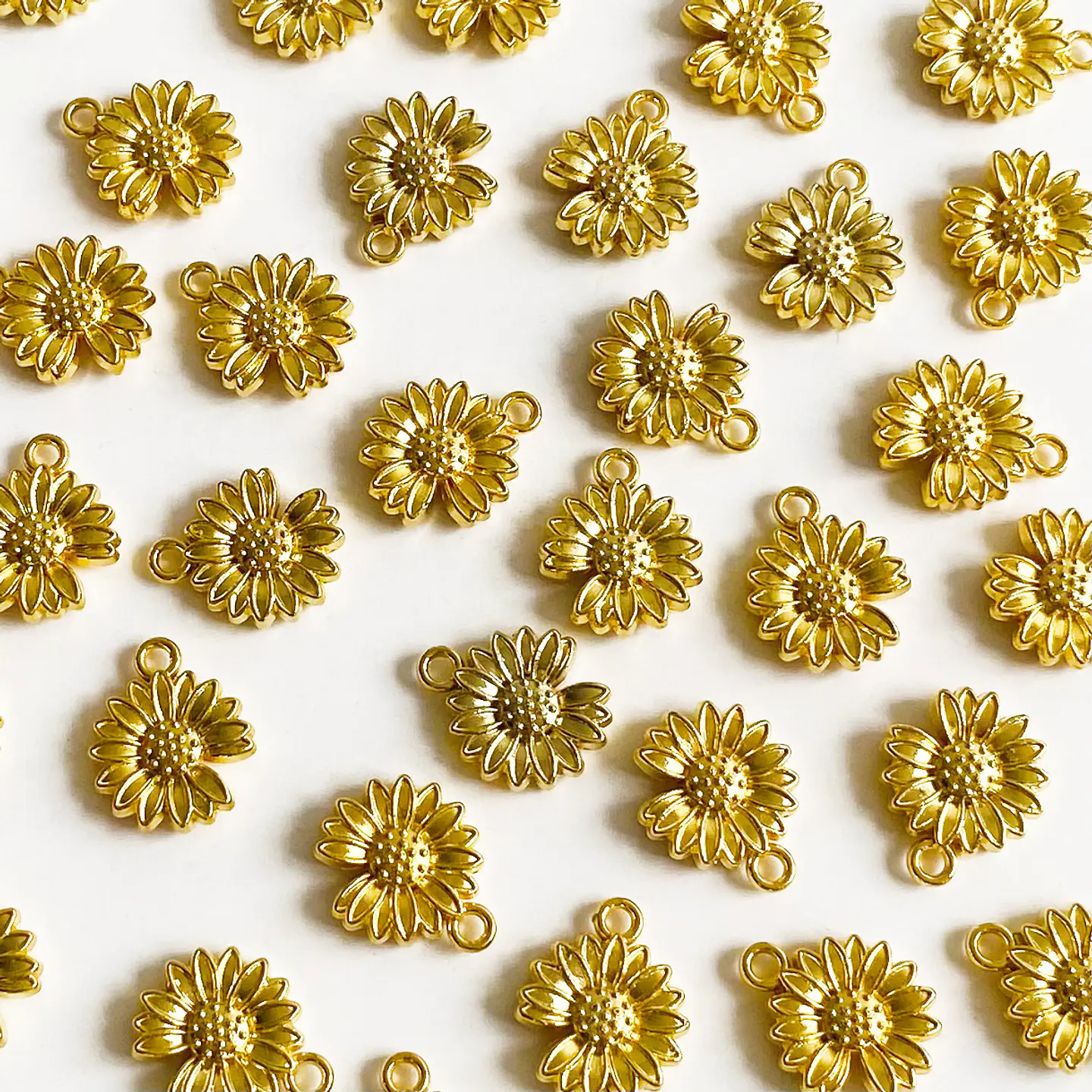 Dije Margarita Realista • Baño de Oro • 12x15 mm 1