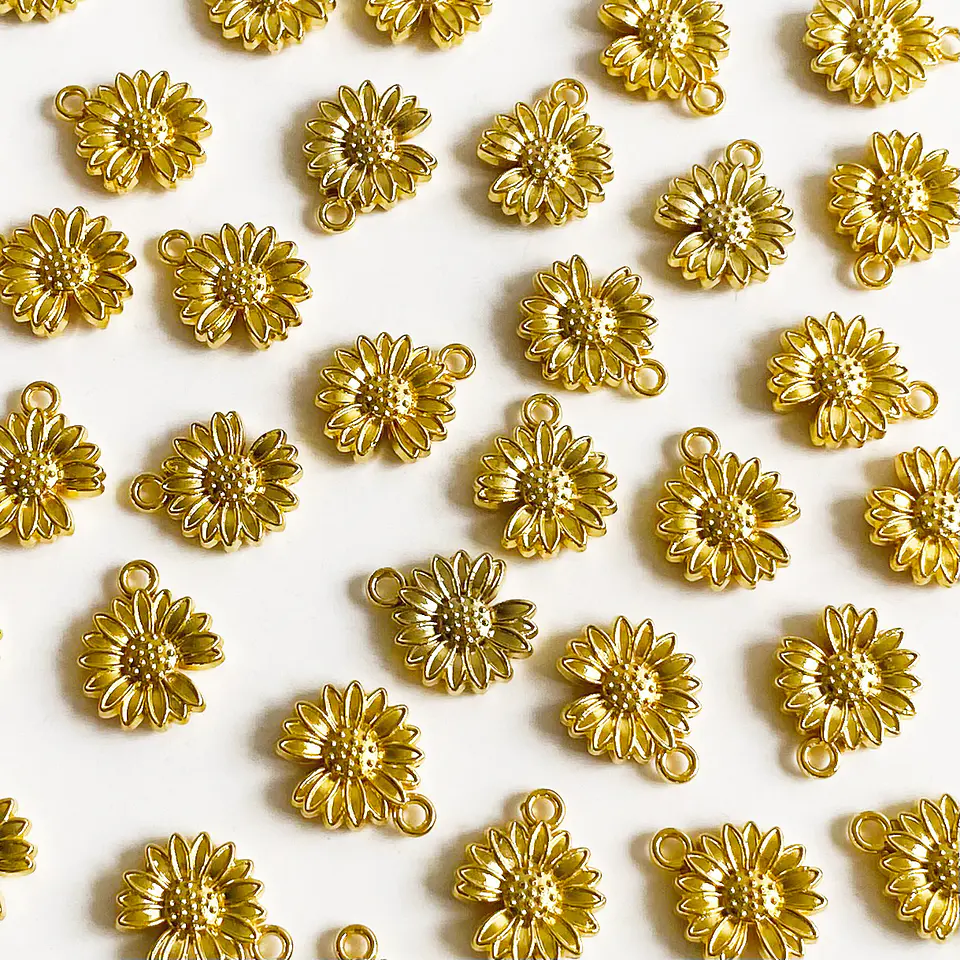 Dije Margarita Realista • Baño de Oro • 12x15 mm 1