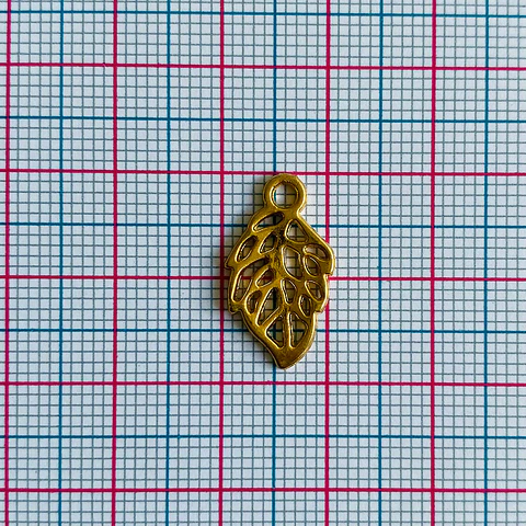 Dije de Hoja Calada • Baño de Oro • 11x18 mm