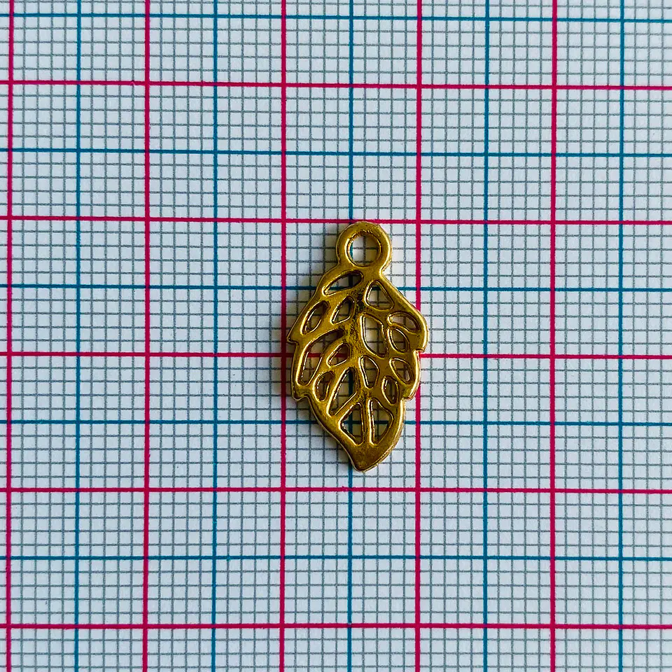 Dije de Hoja Calada • Baño de Oro • 11x18 mm 2