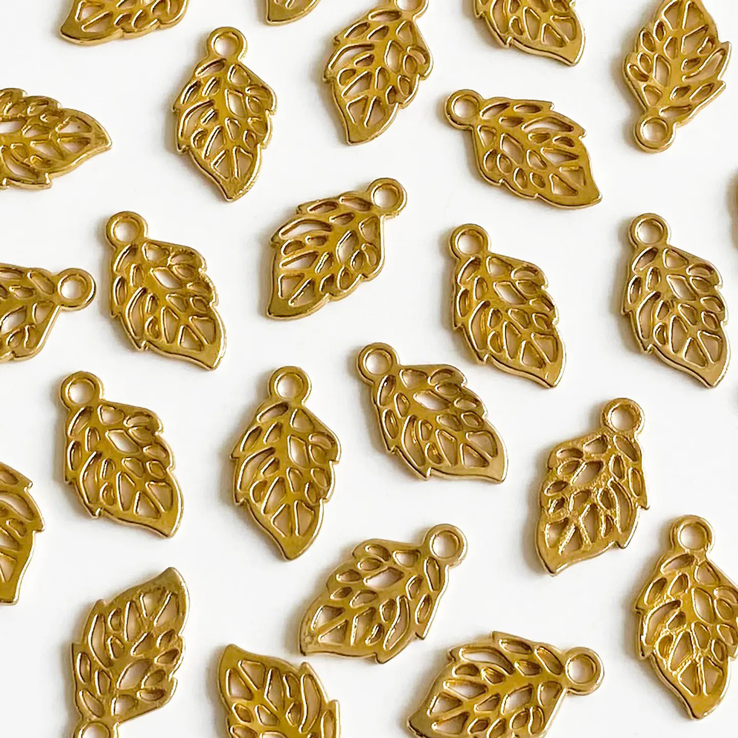 Dije de Hoja Calada • Baño de Oro • 11x18 mm 1