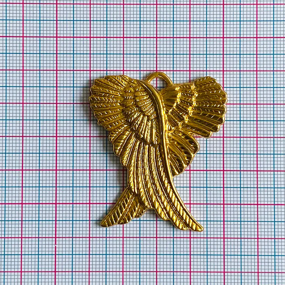 Dije de Alas de Ángel Cruzadas • Baño de Oro • 40x47 mm                       2
